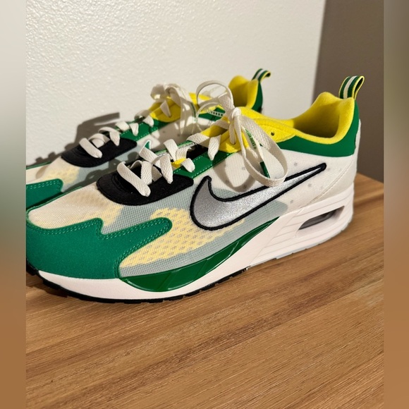 Nike White and Green Sneakers - Picture 3 of 10